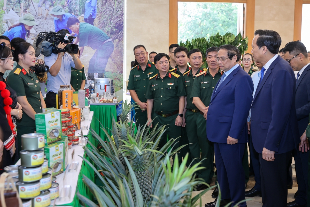 Thủ tướng thăm các gian hàng trưng bày sản phẩm nông nghiệp của các địa phương, đơn vị - Ảnh: VGP/Nhật Bắc