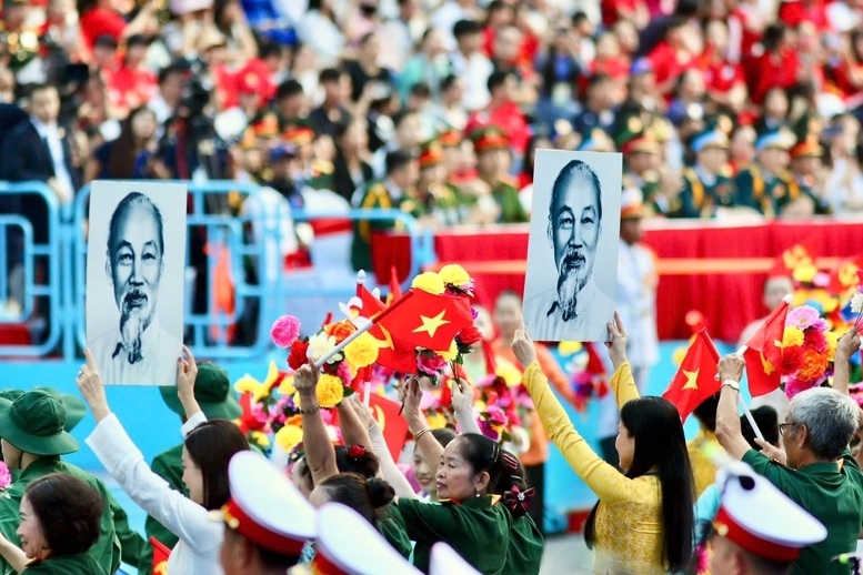 Ánh sáng Hồ Chí Minh soi đường chúng ta đi